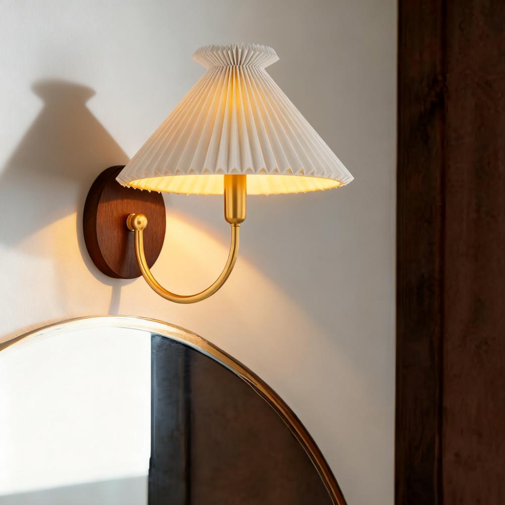 1-Light Wall Sconce in Vintage Brass