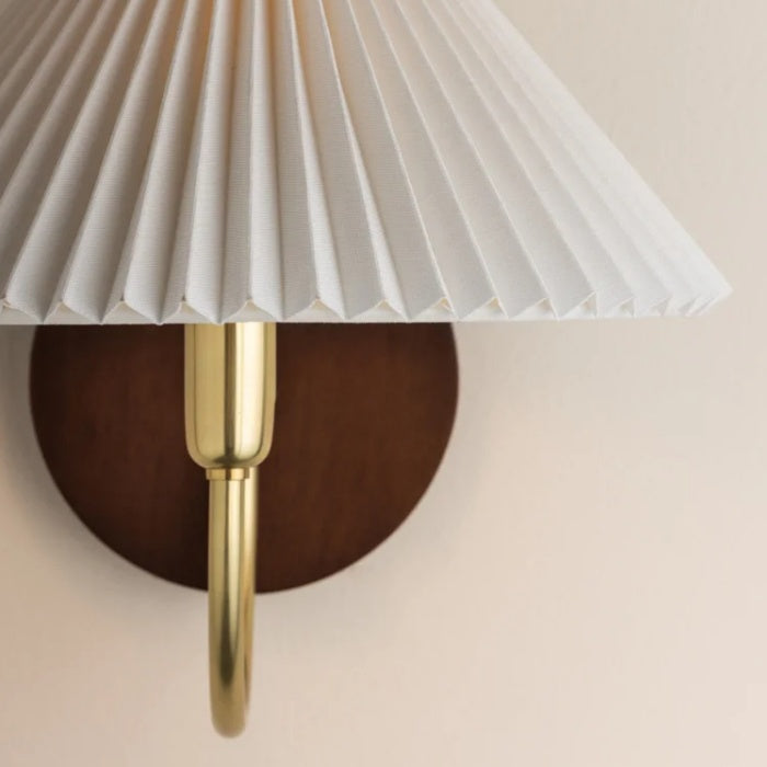 1-Light Wall Sconce in Vintage Brass